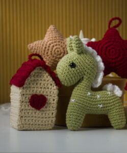 Set Navideño Amigurumi – Caballitos, Casitas y Decoraciones en Crochet 
