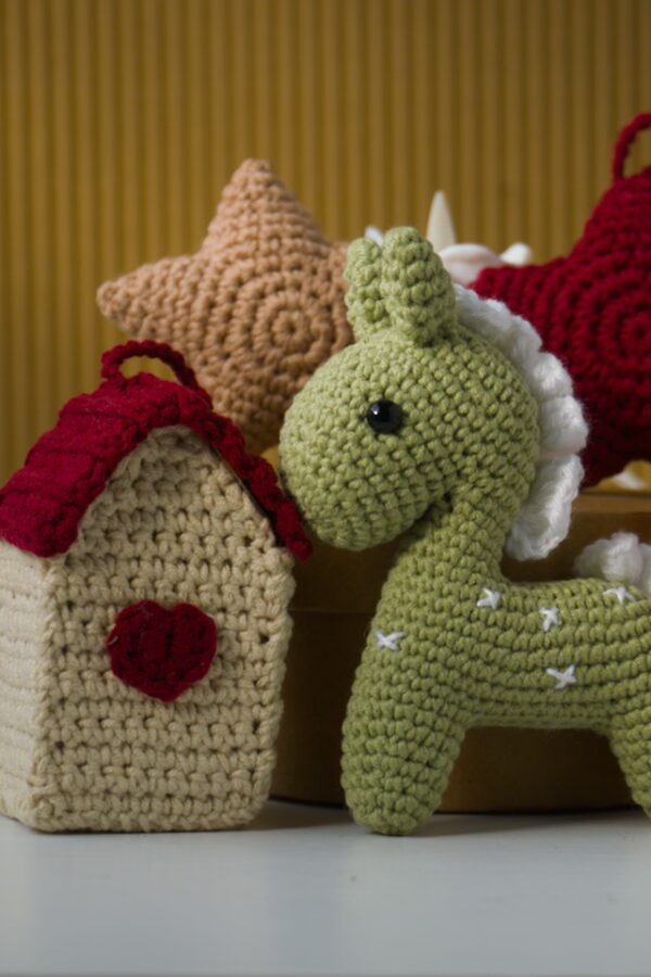 Set Navideño Amigurumi – Caballitos, Casitas y Decoraciones en Crochet 
