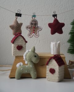 Set Navideño Amigurumi – Caballitos, Casitas y Decoraciones en Crochet 