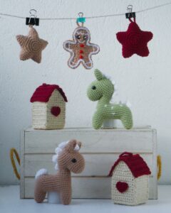 Set Navideño Amigurumi – Caballitos, Casitas y Decoraciones en Crochet 