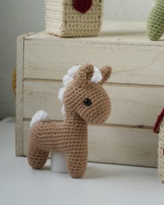 Set Navideño Amigurumi – Caballitos, Casitas y Decoraciones en Crochet 